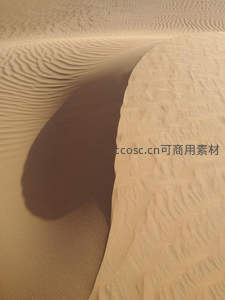 沙丘的曲线与光影交织