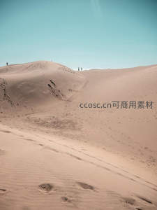 沙丘之巅，渺小旅人
