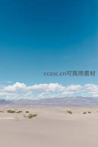 沙海远山与碧空