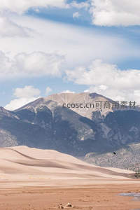 沙丘与雪山交相辉映的奇景