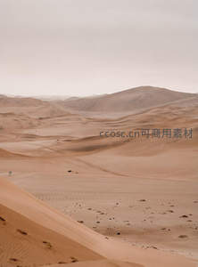 阴天下的苍茫沙海全景