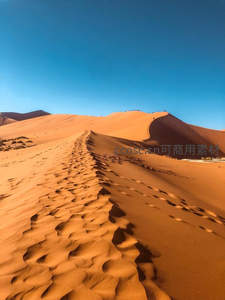 赤红沙丘足迹，通向天际的旅程