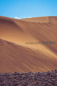 风蚀沙纹与卵石滩构成奇景