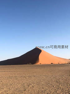 巨大红沙丘在湛蓝天空下矗立