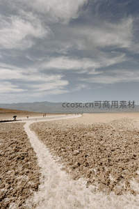盐滩小径，引向远方群山