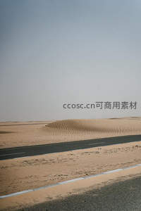 公路穿越沙海，连接未知远方