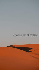 橙红沙丘，光影绘抽象画