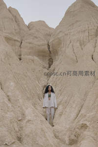 峡谷深处，女子静立如雕塑