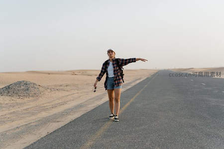 沙漠公路 hitchhiking 的年轻旅人