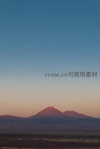 暮色中火山锥映霞光如冠