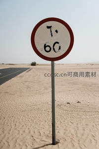 风沙侵蚀的限速六十路牌