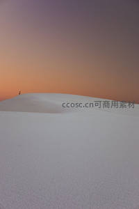 一人伫立白色沙丘之巅迎接日落