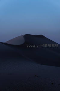 夜幕低垂沙丘卧，月光轻吻寂无声