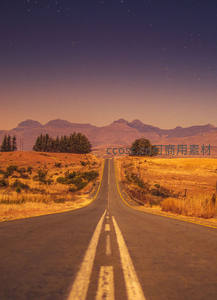 星夜公路通向远山之巅