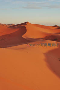 夕阳为橙红沙丘披上温暖的光辉