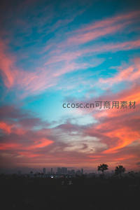 蓝粉交织的天空下城市剪影