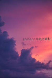紫粉渐变的梦幻天空云朵
