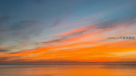 海天一色染金辉，夕阳熔金洒海面