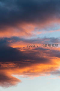暮色云霞染天际，橙红与深蓝交织