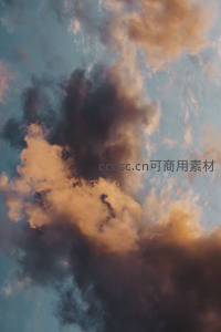 暗云涌动，金光穿透云隙洒向人间