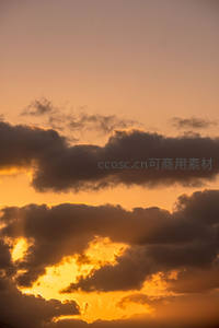 金色光芒撕裂云层，照亮沉寂的天空