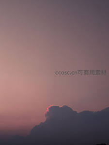 暮色中孤云染上粉红边缘