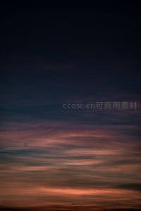 暗夜低垂前，云层余晖绘就温柔色彩