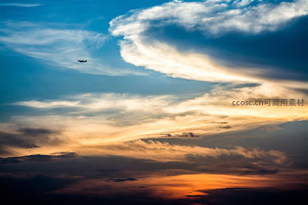 孤机掠过云海，夕阳为天空镀上金边