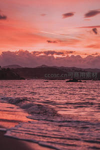 浪花轻吻，粉红天空下的海岸