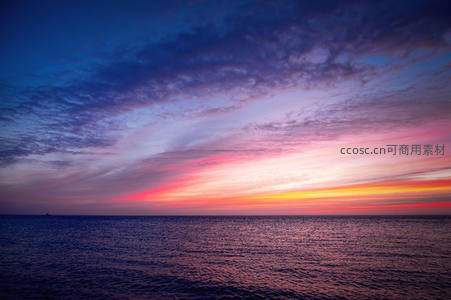 紫霞漫天，海平线如梦