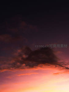 暗夜边缘的绯红云焰