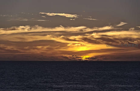 夕阳沉入深蓝海平面