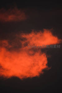炽热红云映夜空