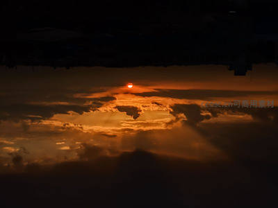 云隙金光，夕阳穿透暗夜