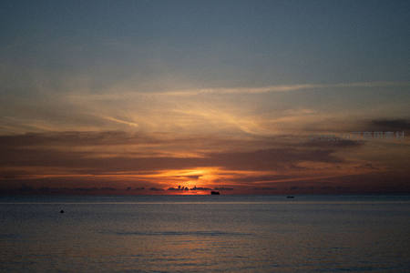 远海暮色，归舟点点
