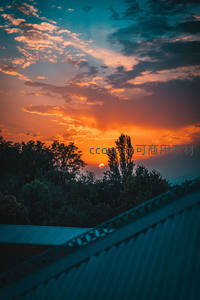 林梢夕照，屋檐剪影