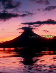 火山剪影映晚霞，湖面倒影如梦境