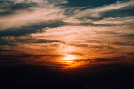 金色夕阳穿透云层，染红天际