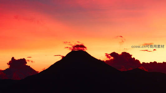火山剪影立夕阳，烈焰云霞染天际