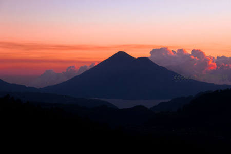 双峰夕照云海涌，霞光万道染山河