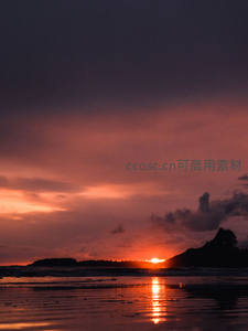 海岸夕照，浪花轻吻沙滩金辉