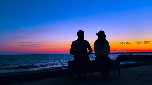 海边情侣，夕阳余晖中的浪漫剪影