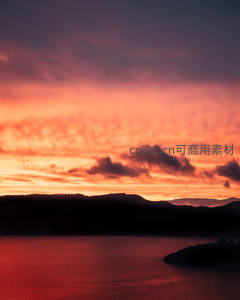 湖山夕照，火烧云倒映在静谧水面