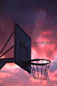 篮球架下霞满天，青春梦想正飞扬