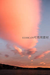 橙粉云海覆城市，水天一色染霞光