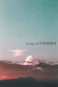 星夜初临山峦上，粉云如梦缀苍穹