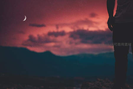 孤影伫立山巅，仰望新月与星夜