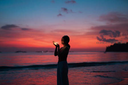 海边剪影，掌心捧住夕阳