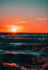 海面波光粼粼，落日熔金