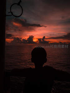 少年凝望海平线，落日熔金染云烟